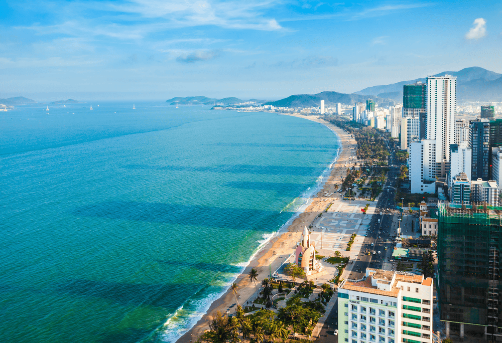 Visitors can experience the lively atmosphere and diverse offerings of Nha Trang Night Market after sunset (Source: Canva)